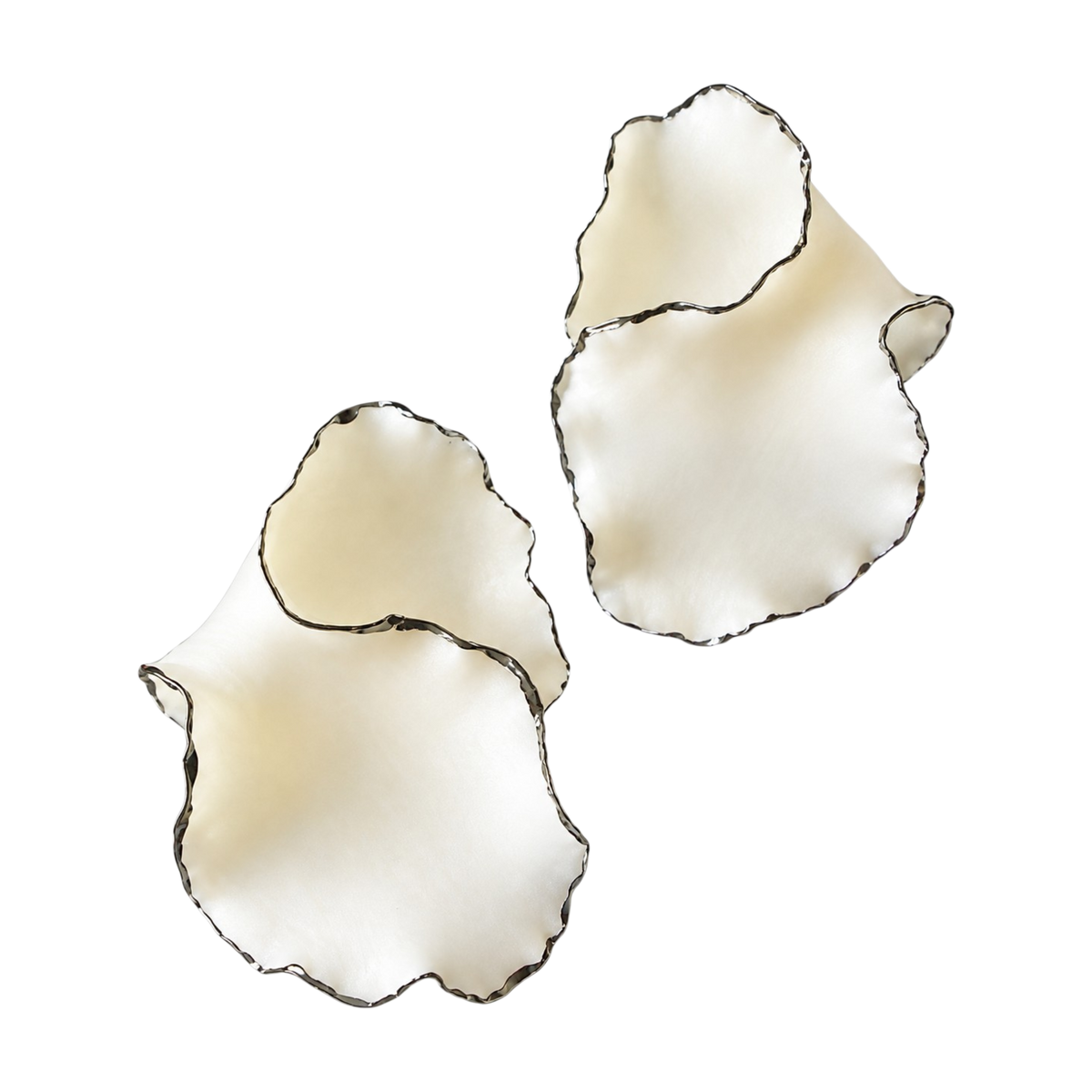 Ivory Petal Contour – Siyah Çerçeveli Krem Yaprak El Yapımı Küpe
