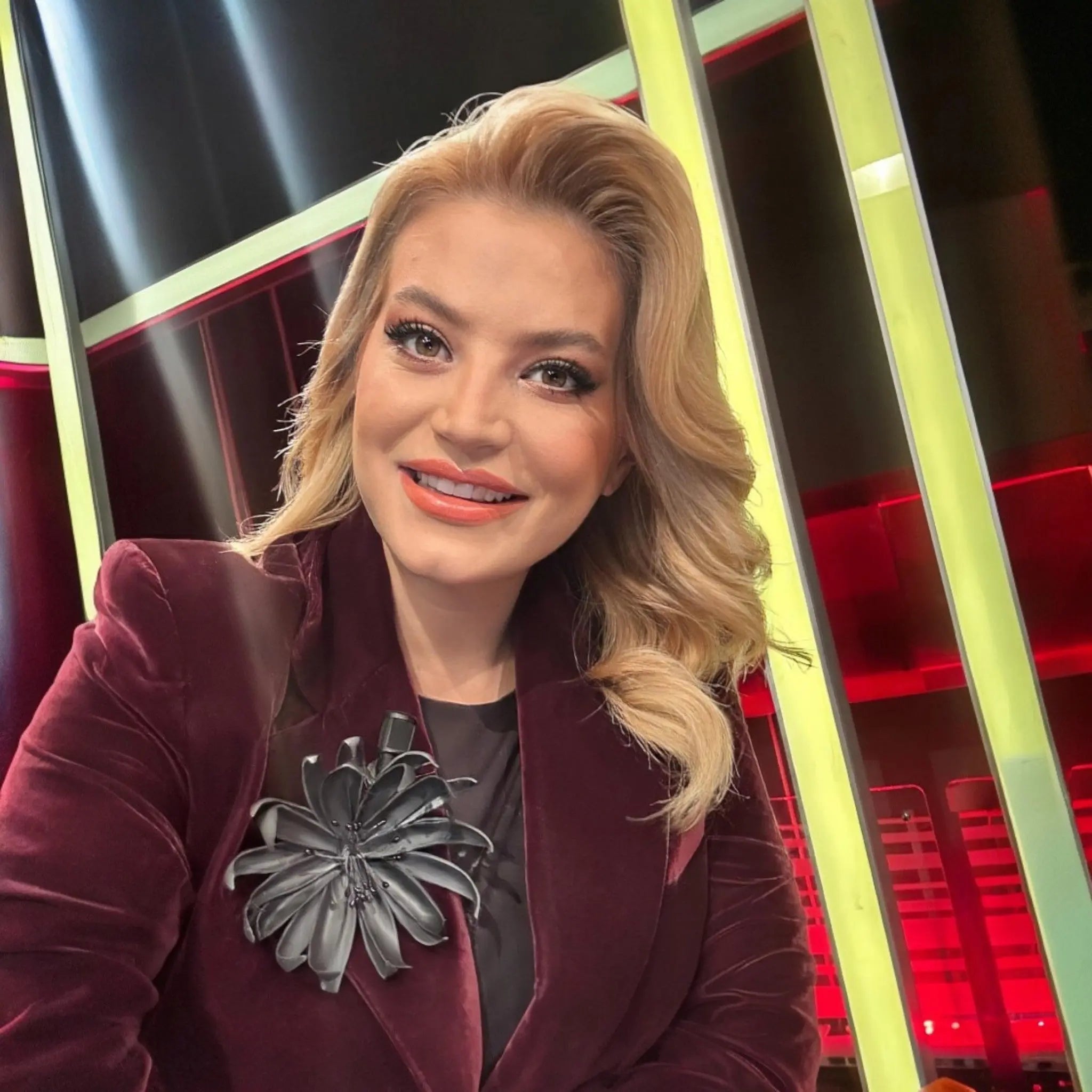 JAYA by Serap Gül el yapımı mat siyah porselen çiçek broş, kadife ceket üzerinde.